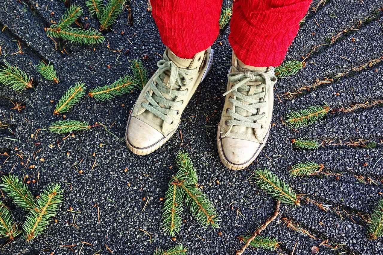 4. Gömlek ve Beyaz Sneaker İle Ofis Stili