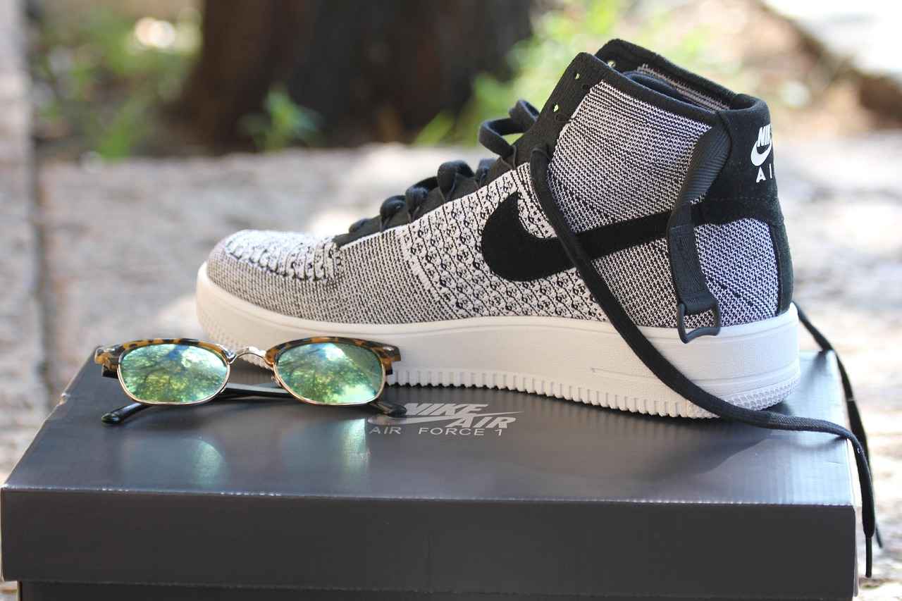 9. Kış Modasında Beyaz Sneaker