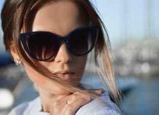 Crop Top ve Yüksek Bel Pantolon Kombin Önerileri Crop Top ve Yüksek Bel Pantolon Kombin Önerileri