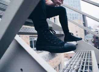 Günlük Hayatta Sneaker Kullanımı ve Kombin Önerileri Günlük Hayatta Sneaker Kullanımı ve Kombin Önerileri